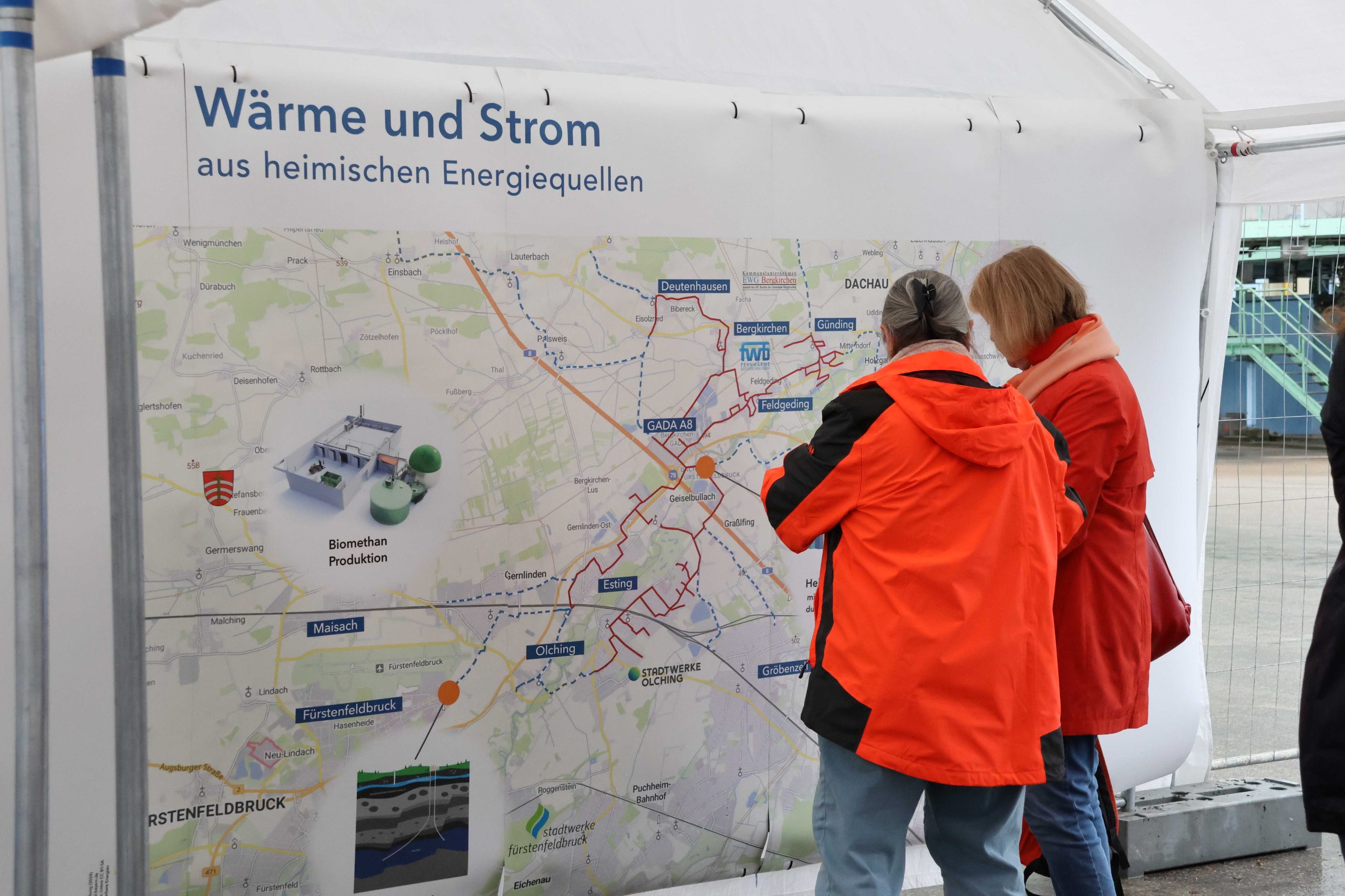 Personen vor der Karte