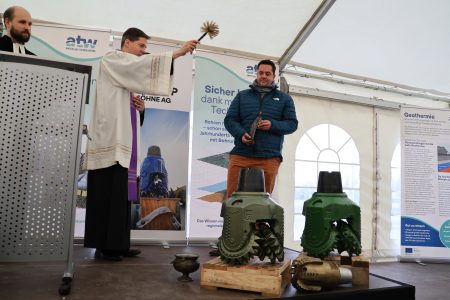 Pfarrer weiht Bohrmeißel